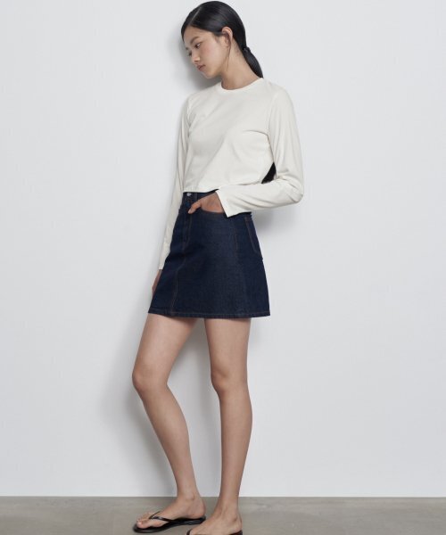 MUSINSA STANDARD WOMAN（ムシンサスタンダードウーマン）の「[クールタンダード] ウィメンズ クルーネック クロップ 長袖Tシャツ [クリーム]（Tシャツ/カットソー・レディース・その他・X-SMALL）」の2枚目の写真