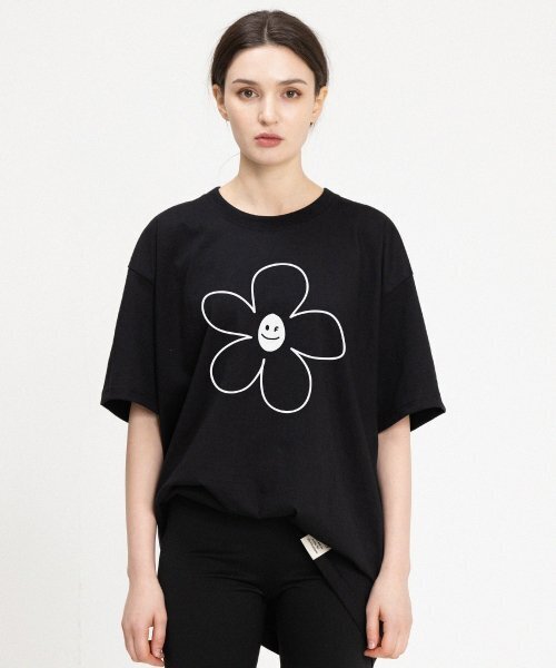 GRAVER（グレーバー）の「[UNISEX]ビッグフラワーライン描画スマイルバンファルティ_ブラック（Tシャツ/カットソー・レディース・ブラック・X-LARGE/LARGE/MEDIUM/SMALL）」の2枚目の写真
