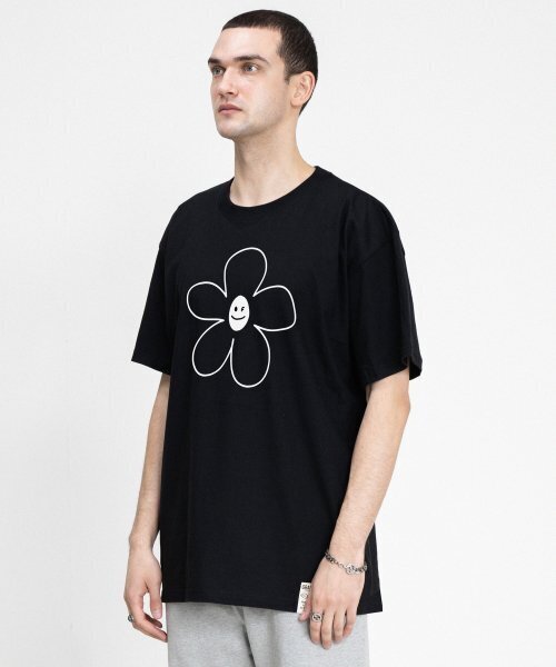 GRAVER（グレーバー）の「[UNISEX]ビッグフラワーライン描画スマイルバンファルティ_ブラック（Tシャツ/カットソー・レディース・ブラック・X-LARGE/LARGE/MEDIUM/SMALL）」の3枚目の写真