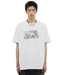 DEFGARMENTS（デフグラメンツ）の「Square DTP T-shirt [White]（Tシャツ/カットソー・メンズ）」