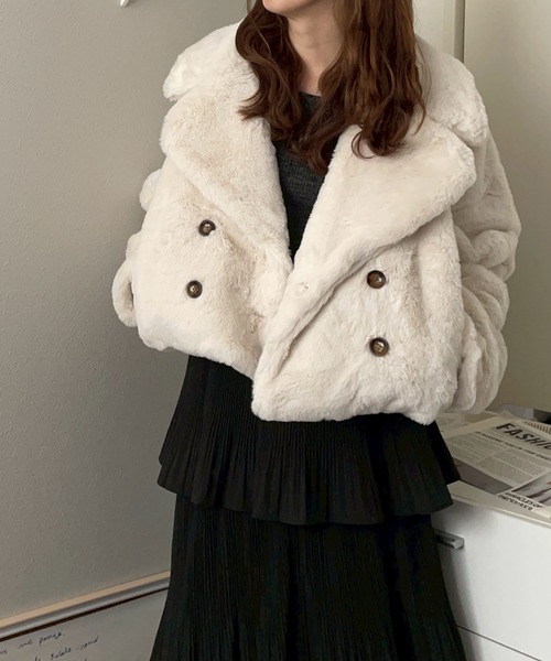 merrylatte(メリーラテ)の「ラビット風 ショート丈 エコファージャケット【NOUA】(ピーコート・レディース・アイボリー/ブラウン・FREE)」の6枚目の写真