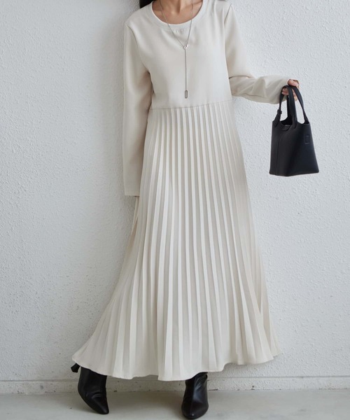 MAISON DE THERESE(メゾン ド テレーズ)の「プリーツ加工 切り替えロングワンピース(ワンピース・レディース・ネイビー/ブラック/アイボリー・FREE)」の2枚目の写真