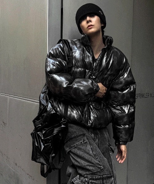 COSYHARU(コシハル)の「メタルカラーセミクロップパディング(ダウンジャケット/コート・メンズ・チャコール・MEDIUM/LARGE)」の1枚目の写真