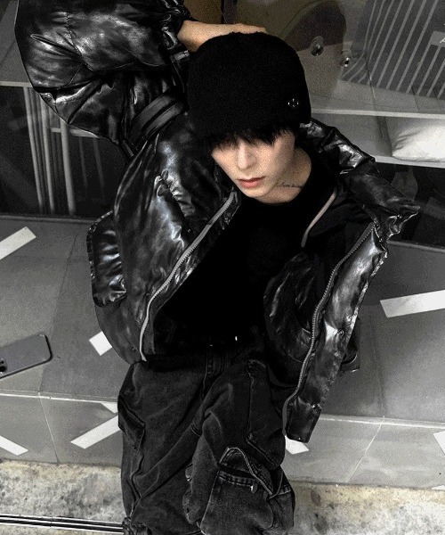 COSYHARU(コシハル)の「メタルカラーセミクロップパディング(ダウンジャケット/コート・メンズ・チャコール・MEDIUM/LARGE)」の6枚目の写真