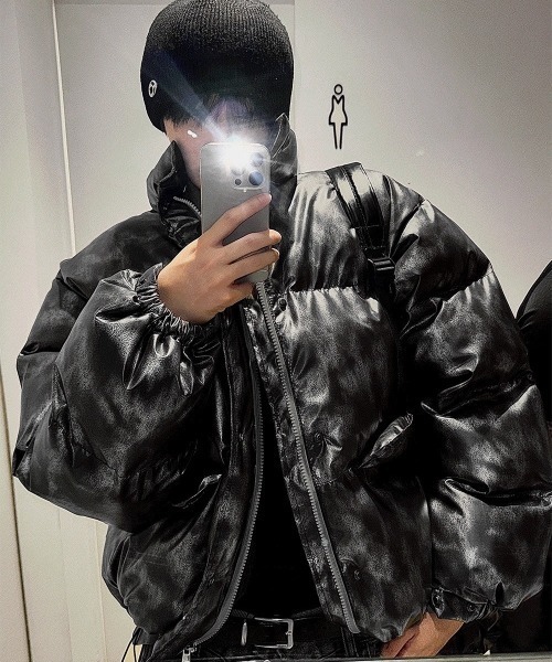 COSYHARU(コシハル)の「メタルカラーセミクロップパディング(ダウンジャケット/コート・メンズ・チャコール・MEDIUM/LARGE)」の14枚目の写真