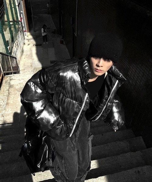 COSYHARU(コシハル)の「メタルカラーセミクロップパディング(ダウンジャケット/コート・メンズ・チャコール・MEDIUM/LARGE)」の4枚目の写真