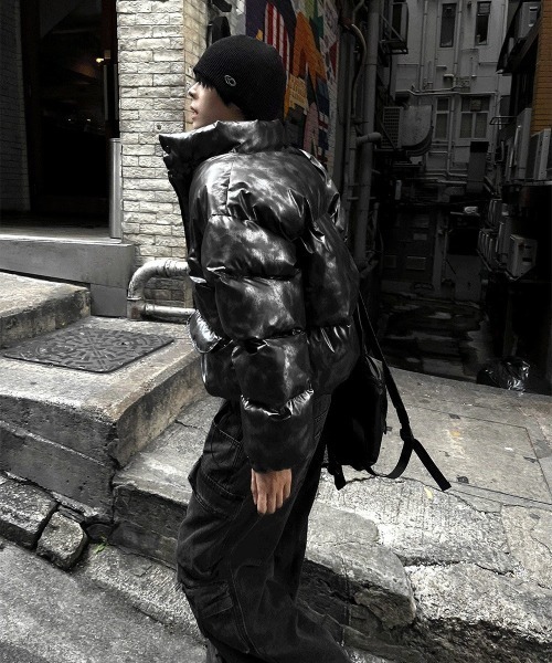 COSYHARU(コシハル)の「メタルカラーセミクロップパディング(ダウンジャケット/コート・メンズ・チャコール・MEDIUM/LARGE)」の2枚目の写真