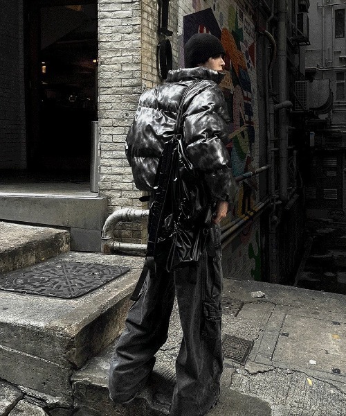 COSYHARU(コシハル)の「メタルカラーセミクロップパディング(ダウンジャケット/コート・メンズ・チャコール・MEDIUM/LARGE)」の3枚目の写真