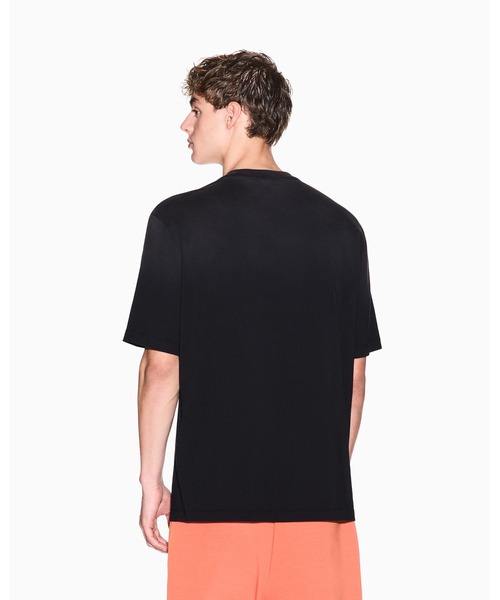 ARMANI EXCHANGE(アルマーニエクスチェンジ)の「【A|X アルマーニ エクスチェンジ】AXロゴ グラデーション 半袖クルーネックTシャツ/REGULAR+(Tシャツ/カットソー・メンズ・グレイッシュベージュ/ブラック・LARGE/MEDIUM/SMALL/X-LARGE/X-SMALL/XX-LARGE)」の3枚目の写真