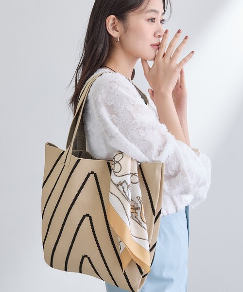 INDIVI（インディヴィ）の「【WEB限定カラー／A4収納】柄ニットバッグ（トートバッグ・レディース・ブラウン系その他3/ベージュ系4/ダークブラウン系2/ブラック系5/ブラック系4/ブラック系2・00）」の6枚目の写真