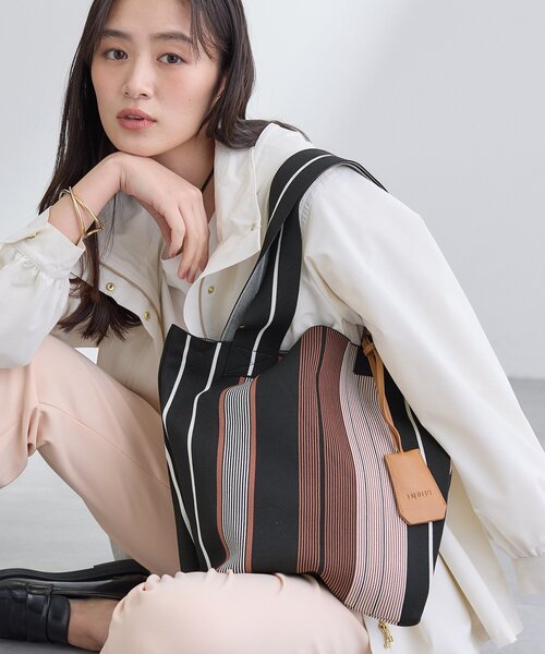 INDIVI（インディヴィ）の「【WEB限定カラー／A4収納】柄ニットバッグ（トートバッグ・レディース・ブラウン系その他3/ベージュ系4/ダークブラウン系2/ブラック系5/ブラック系4/ブラック系2・00）」の4枚目の写真