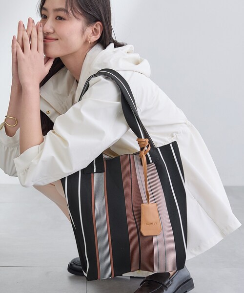 INDIVI（インディヴィ）の「【WEB限定カラー／A4収納】柄ニットバッグ（トートバッグ・レディース・ブラウン系その他3/ベージュ系4/ダークブラウン系2/ブラック系5/ブラック系4/ブラック系2・00）」の11枚目の写真