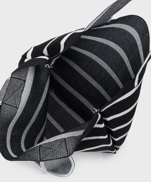 INDIVI（インディヴィ）の「【WEB限定カラー／A4収納】柄ニットバッグ（トートバッグ・レディース・ブラウン系その他3/ベージュ系4/ダークブラウン系2/ブラック系5/ブラック系4/ブラック系2・00）」の21枚目の写真