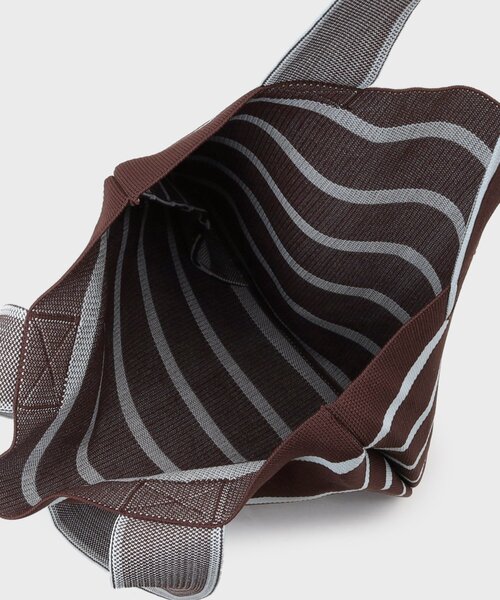 INDIVI（インディヴィ）の「【WEB限定カラー／A4収納】柄ニットバッグ（トートバッグ・レディース・ブラウン系その他3/ベージュ系4/ダークブラウン系2/ブラック系5/ブラック系4/ブラック系2・00）」の22枚目の写真