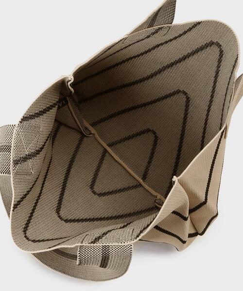 INDIVI（インディヴィ）の「【WEB限定カラー／A4収納】柄ニットバッグ（トートバッグ・レディース・ブラウン系その他3/ベージュ系4/ダークブラウン系2/ブラック系5/ブラック系4/ブラック系2・00）」の13枚目の写真