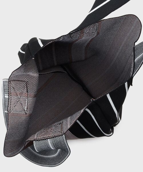 INDIVI（インディヴィ）の「【WEB限定カラー／A4収納】柄ニットバッグ（トートバッグ・レディース・ブラウン系その他3/ベージュ系4/ダークブラウン系2/ブラック系5/ブラック系4/ブラック系2・00）」の15枚目の写真