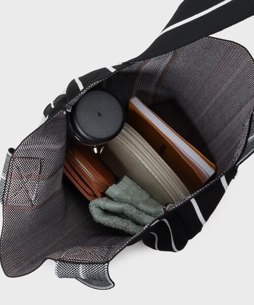 INDIVI（インディヴィ）の「【WEB限定カラー／A4収納】柄ニットバッグ（トートバッグ・レディース・ブラウン系その他3/ベージュ系4/ダークブラウン系2/ブラック系5/ブラック系4/ブラック系2・00）」の16枚目の写真