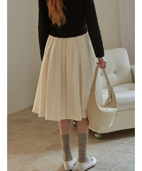 BEMUSE MANSION(ビミューズマンション)の「Satin tuck flare skirt - Ivory(スカート・レディース・アイボリー・FREE)」の2枚目の写真