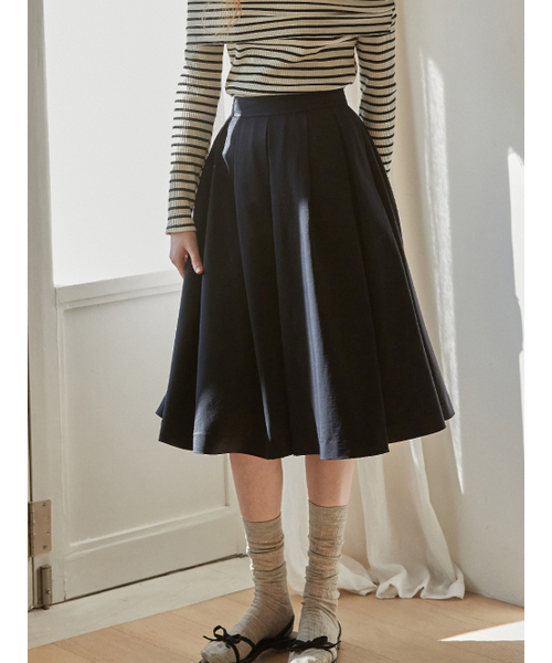 BEMUSE MANSION(ビミューズマンション)の「Satin tuck flare skirt - Ivory(スカート・レディース・アイボリー・FREE)」の4枚目の写真