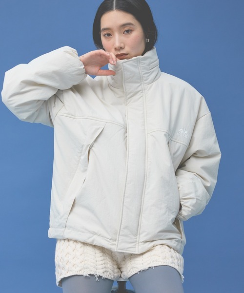 Kappa（カッパ）の「≪Kappa×and ST ウェルネスクラブ≫中綿ブルゾン (ユニセックス)（ブルゾン・レディース・ブラック/アイボリー/ラベンダー・LARGE/MEDIUM/SMALL）」の2枚目の写真