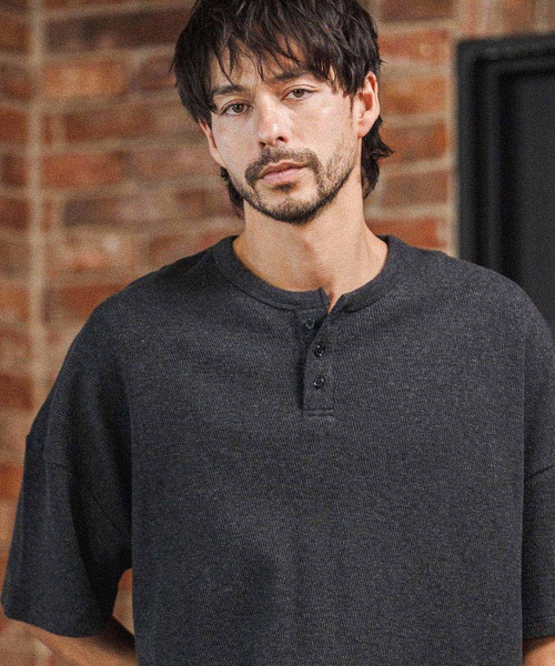 CAMBIO(カンビオ)の「mlt5580- Honeycomb Waffle Henley Neck Tee ヘンリーネックTシャツ(S64126cmb)(Tシャツ/カットソー・メンズ・ホワイト/ブラック/チャコールグレー・S/M/L)」の1枚目の写真