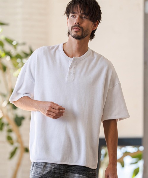 CAMBIO(カンビオ)の「mlt5580- Honeycomb Waffle Henley Neck Tee ヘンリーネックTシャツ(S64126cmb)(Tシャツ/カットソー・メンズ・ホワイト/ブラック/チャコールグレー・S/M/L)」の4枚目の写真