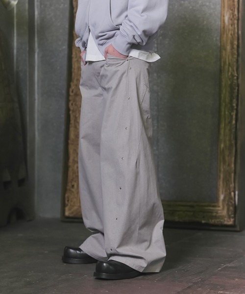 Confirm(コンファーム)の「Peach Brushed Studded Pants / ピーチ起毛スタッズパンツ メンズ レディース ユニセックス(その他パンツ・メンズ・ブラック/カーキ/グレー・M/L)」の2枚目の写真
