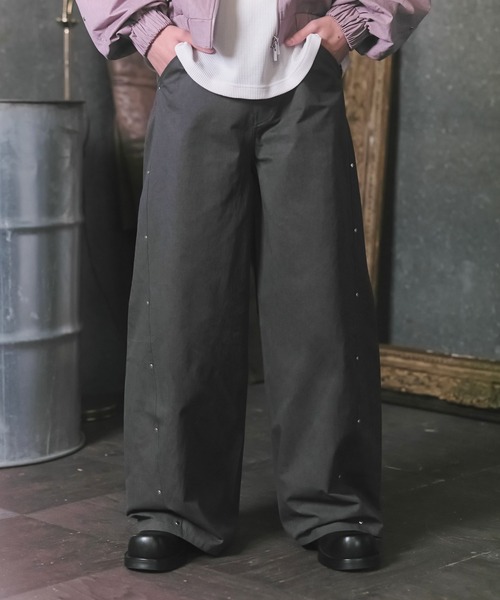 Confirm(コンファーム)の「Peach Brushed Studded Pants / ピーチ起毛スタッズパンツ メンズ レディース ユニセックス(その他パンツ・メンズ・ブラック/カーキ/グレー・M/L)」の1枚目の写真