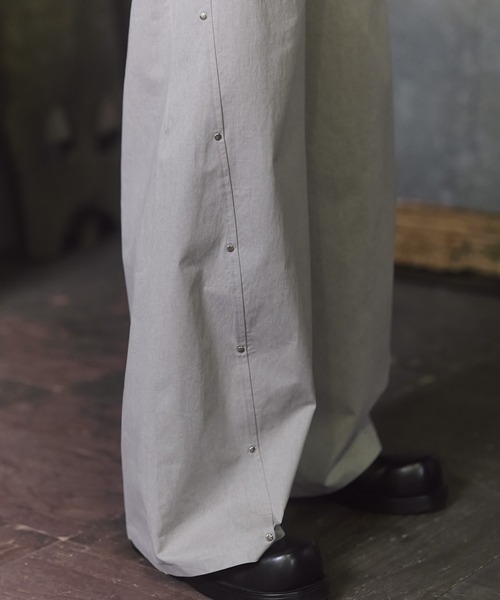 Confirm(コンファーム)の「Peach Brushed Studded Pants / ピーチ起毛スタッズパンツ メンズ レディース ユニセックス(その他パンツ・メンズ・ブラック/カーキ/グレー・M/L)」の6枚目の写真