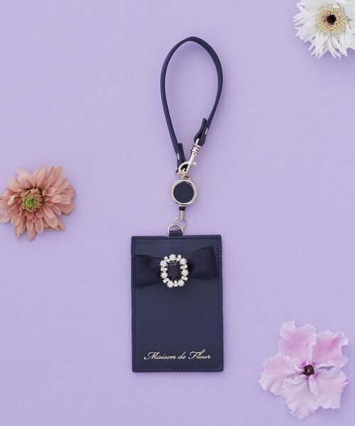 Maison de FLEUR(メゾンドフルール)の「リール付きビジューリボンパスケース(パスケース・レディース・ブラック/ピンク/ラベンダー/ネイビー・FREE)」の2枚目の写真