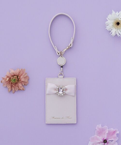 Maison de FLEUR(メゾンドフルール)の「リール付きビジューリボンパスケース(パスケース・レディース・ブラック/ピンク/ラベンダー/ネイビー・FREE)」の4枚目の写真