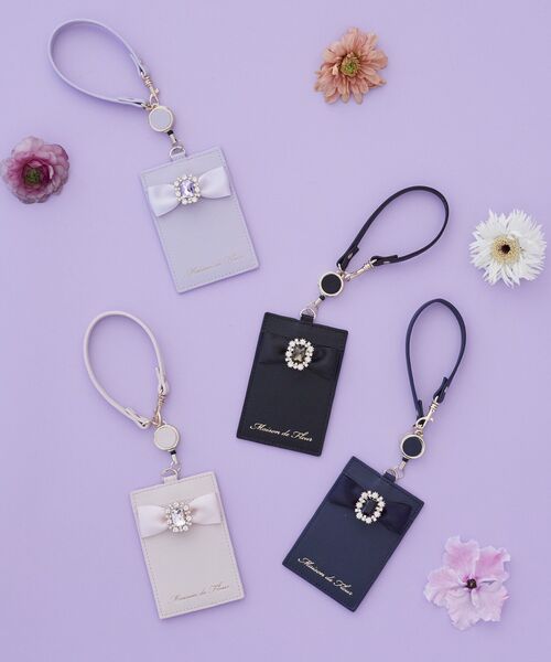 Maison de FLEUR(メゾンドフルール)の「リール付きビジューリボンパスケース(パスケース・レディース・ブラック/ピンク/ラベンダー/ネイビー・FREE)」の5枚目の写真