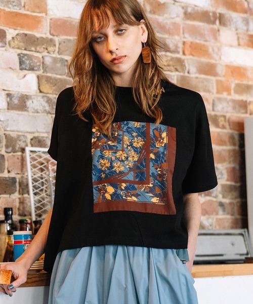 AULA AILA(アウラアイラ)の「スカーフプリントTシャツ(Tシャツ/カットソー・レディース・ブラウン/オフホワイト/ブラック・0)」の3枚目の写真