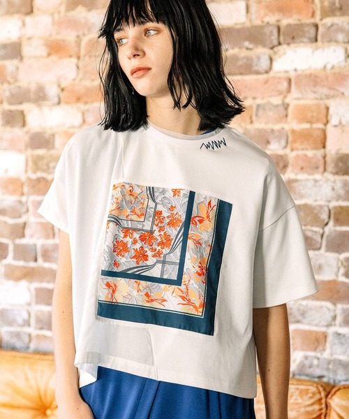 AULA AILA(アウラアイラ)の「スカーフプリントTシャツ(Tシャツ/カットソー・レディース・ブラウン/オフホワイト/ブラック・0)」の1枚目の写真