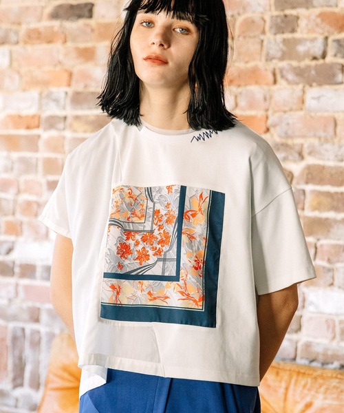 AULA AILA(アウラアイラ)の「スカーフプリントTシャツ(Tシャツ/カットソー・レディース・ブラウン/オフホワイト/ブラック・0)」の4枚目の写真