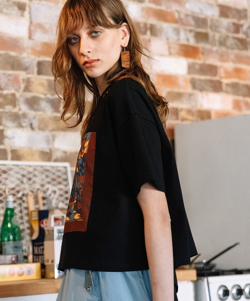 AULA AILA(アウラアイラ)の「スカーフプリントTシャツ(Tシャツ/カットソー・レディース・ブラウン/オフホワイト/ブラック・0)」の10枚目の写真