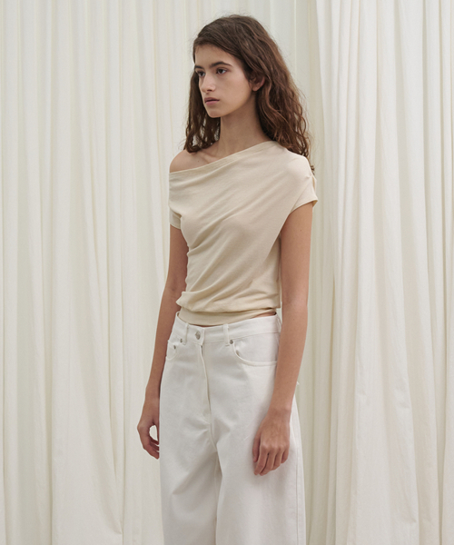 MARROT(マロット)の「ドレープアシンメトリーティー_クリームベージュ(Tシャツ/カットソー・レディース・ベージュ・SMALL/MEDIUM)」の1枚目の写真