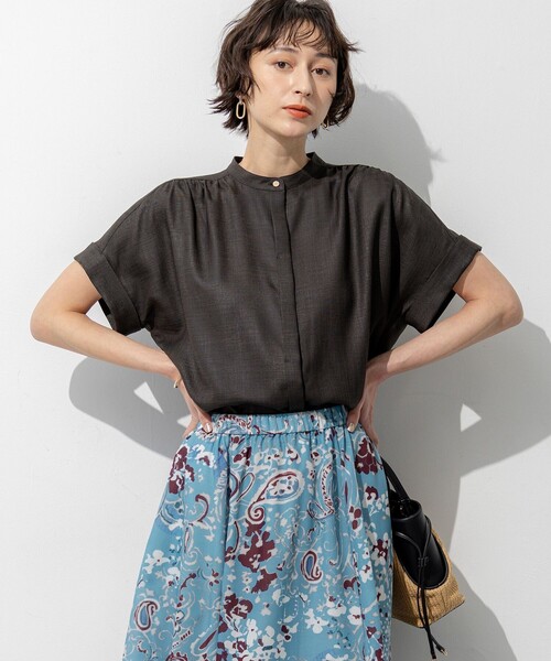 23区 L(ニジュウサンクオオキイサイズ)の「リネンライクグロッシー バンドカラー ブラウス(シャツ/ブラウス・レディース・ベージュ系/ネイビー系/グレー系・48/50/46/44)」の2枚目の写真