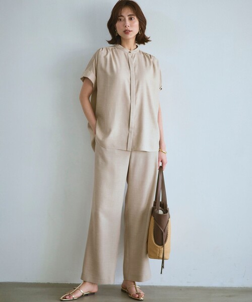 23区 L(ニジュウサンクオオキイサイズ)の「リネンライクグロッシー バンドカラー ブラウス(シャツ/ブラウス・レディース・ベージュ系/ネイビー系/グレー系・48/50/46/44)」の4枚目の写真