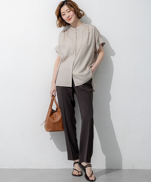 23区 L(ニジュウサンクオオキイサイズ)の「リネンライクグロッシー バンドカラー ブラウス(シャツ/ブラウス・レディース・ベージュ系/ネイビー系/グレー系・48/50/46/44)」の5枚目の写真