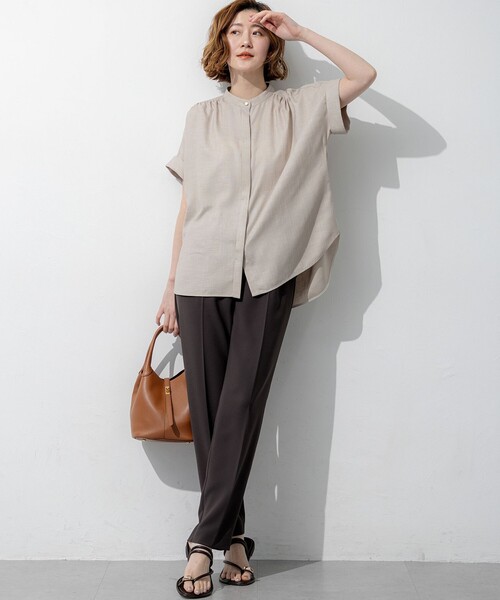 23区 L(ニジュウサンクオオキイサイズ)の「リネンライクグロッシー バンドカラー ブラウス(シャツ/ブラウス・レディース・ベージュ系/ネイビー系/グレー系・48/50/46/44)」の6枚目の写真