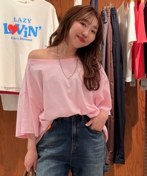 RODEO CROWNS WIDE BOWL(ロデオクラウンズワイドボウル)の「ピグメントルーズオフショルTシャツ(Tシャツ/カットソー・レディース・ブラウン/オフホワイト/チャコールグレー/ライトピンク・FREE)」の4枚目の写真