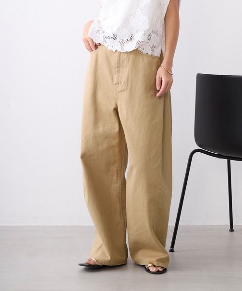 MICA&DEAL(マイカ&ディール)の「ツイストカラーデニムコクーンパンツ〈2サイズ展開〉(デニムパンツ・レディース・ベージュ/グレー/ライトピンク・38/36)」の2枚目の写真