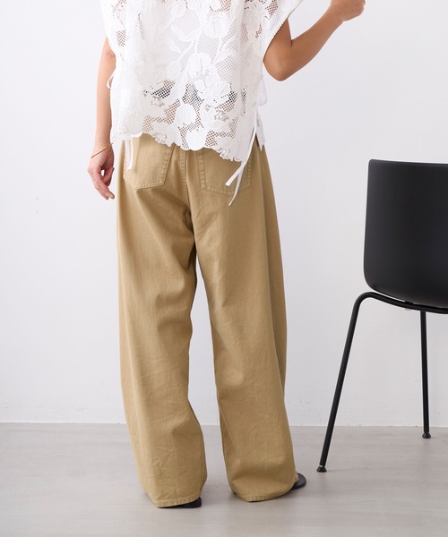 MICA&DEAL(マイカ&ディール)の「ツイストカラーデニムコクーンパンツ〈2サイズ展開〉(デニムパンツ・レディース・ベージュ/グレー/ライトピンク・38/36)」の21枚目の写真