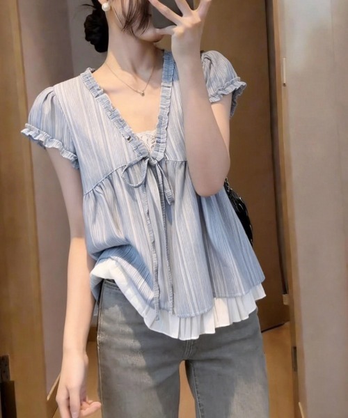 AMAJI(アマジ)の「Vネックブラウス フリルデザイン レイヤード風 半袖 トップス(シャツ/ブラウス・レディース・ライトブルー・X-LARGE/LARGE/MEDIUM/SMALL)」の2枚目の写真
