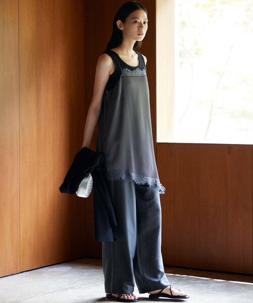 23区 L(ニジュウサンクオオキイサイズ)の「クールタッチタフタ ワイドパンツ(その他パンツ・レディース・黄土色系/グレー系/ダークブラウン系・44/46/48/50)」の15枚目の写真