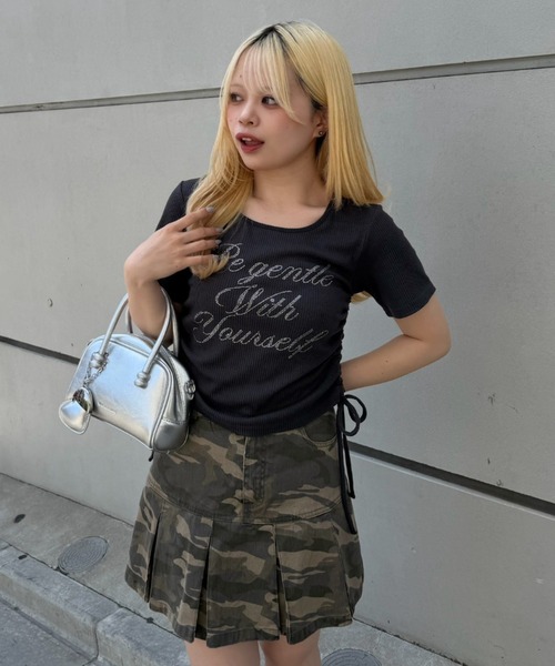 Another Branch olive des olive(アナザーブランチオリーブデオリーブ)の「アソートラインストーンロゴ脇ギャザーTシャツ(Tシャツ/カットソー・レディース・ホワイト系その他/ブラック/オフホワイト/チャコールグレー・FREE)」の1枚目の写真