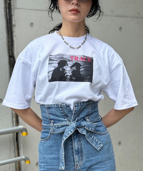 SIDEWAY STANCE（サイドウェイスタンス）の「【IMOKO】フォトプリント 半袖Tシャツ（Tシャツ/カットソー・レディース・ホワイト系2/ブラック/ブラック系2/ホワイト系1/ホワイト系/ブラック系/ブラック系1/ホワイト・LARGE/SMALL/MEDIUM）」の3枚目の写真