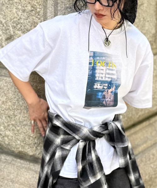 SIDEWAY STANCE（サイドウェイスタンス）の「【IMOKO】フォトプリント 半袖Tシャツ（Tシャツ/カットソー・レディース・ホワイト系2/ブラック/ブラック系2/ホワイト系1/ホワイト系/ブラック系/ブラック系1/ホワイト・LARGE/SMALL/MEDIUM）」の4枚目の写真