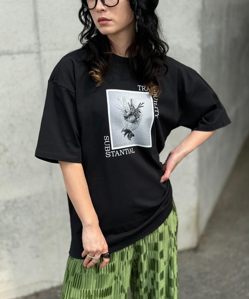 SIDEWAY STANCE（サイドウェイスタンス）の「【IMOKO】フォトプリント 半袖Tシャツ（Tシャツ/カットソー・レディース・ホワイト系2/ブラック/ブラック系2/ホワイト系1/ホワイト系/ブラック系/ブラック系1/ホワイト・LARGE/SMALL/MEDIUM）」の5枚目の写真